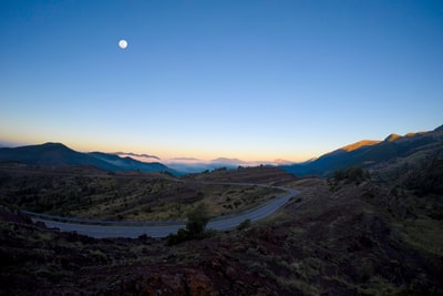 黄金时段山地风景摄影
